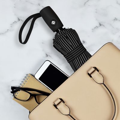 Τελική διαφήμιση Τριπλό ομπρέλα με χρυσές μεταλλικές πλευρές και αυτόματη αναδίπτωση